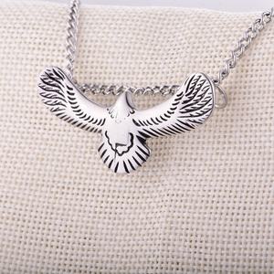 Produits populaires en vente : Collier pendentif aigle en acier inoxydable, aigle aux ailes écartées, pendentif personnalisé électroplaqué pour homme - Product Image 2