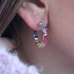 Orecchini a Cerchio con Zirconi Colorati, Design Minimalista Unico, Gioielli Chic da Donna per Uso Quotidiano, Idea Regalo - Product Image 4
