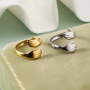 Anillo de Acero Inoxidable con Diseño de Abrazo de Amor |   Joyería con Diseño Único de Manos Abrazadas |   Anillo de Dedo Ajustable Minimalista para Mujer - Product Image 3