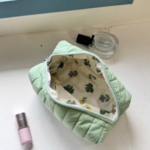 Pochette de toilette matelassée en coton avec impression florale sur toute la page, différents motifs, coton rembourré, impression intérieure et extérieure de 8 pouces - Product Image 5