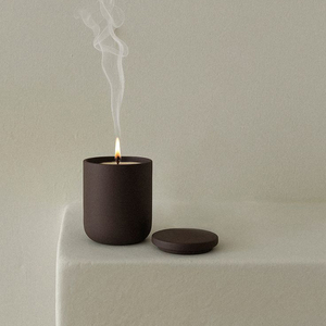 เทียนหอม AIKUN ผู้ผลิต OEM ขี้ผึ้งถั่วเหลือง อโรมาเธอราพี ภาชนะเซรามิกพร้อมฝาปิด กลิ่นหอมสำหรับบ้าน จำหน่ายส่ง - Product Image 3