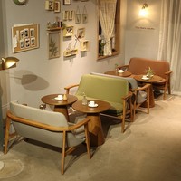 Mobilier de café intérieur : Canapés, sièges, chaises de salle à manger, ensemble table pour restaurant, banc et canapé deux places modernes en cuir et bois