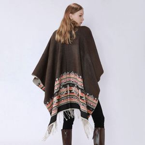 Poncho Clásico de Lana Largo y Cálido para Invierno con Capucha y Borlas para Mujer, Ideal para Actividades al Aire Libre - Product Image 2