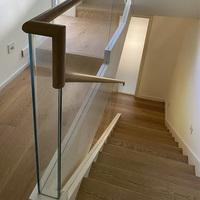 Rampe et marches d'escalier en bois massif personnalisables, design moderne avec finition chêne foncé ouvert, durables pour villas et hôtels
