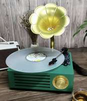 Gramophone moderne d'inspiration antique élégant - Lecteur de disques à cornet en bois et en laiton avec une touche décorative de style antique moderne