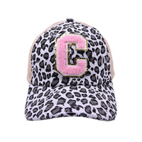 Sombrero de chenilla con Logo del alfabeto para mujer, gorra de malla con cola de caballo entrelazada, estampado de guepardo, para moño desordenado, color rosa, 26 iniciales