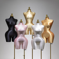 Robe mi-longue de style européen pour femmes grandes tailles. Magasin de vêtements pour femmes. Présentoir de sous-vêtements et mannequin de présentation. Mousses de polyuréthane