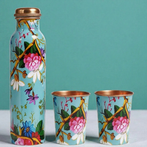Bouteille d'eau en cuivre à motif floral avec couvercles et tasses assorties, ensemble de vaisselle portable - Product Image 1