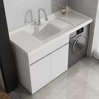 Meuble de buanderie intégré en aluminium alvéolé pour balcon, avec lave-linge à chargement frontal et évier à plancher à récurer