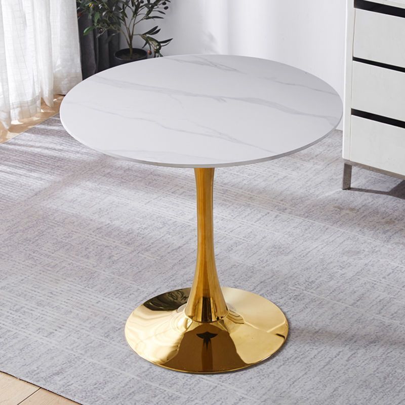 Piatto di roccia montagna di neve bianco oro brillante seduto