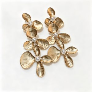 Boucles d'oreilles clous vintage pour femme, style européen et américain, en alliage de zinc électroplaqué, motif fleur ancienne à pompon, pour soirée - Product Image 1