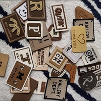 Appliques brodées personnalisées faites à la main en cuir PU et feutre, à coudre ou thermocollantes pour chapeaux - Plusieurs couleurs disponibles