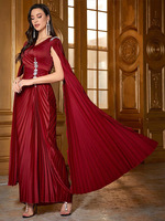 Abaya en satin plissé bordeaux pour femmes musulmanes avec manches cape et détails en strass Robe islamique élégante et formelle
