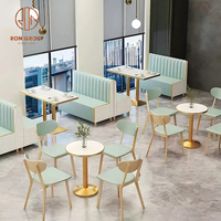 Meubles de restaurant et café modernes : banquette en cuir véritable bleu, tables à manger en marbre, chaises en cuir, cadre doré, personnalisables
