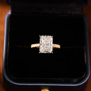 Bague en or jaune massif 18 carats avec diamant de laboratoire taille radiant de 5 carats, sertie de quatre griffes et de diamants ronds pavés sur les côtés, pour femme - Product Image 4
