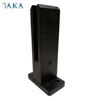 Support de fixation au sol en aluminium anodisé moderne, résistant aux intempéries, pour balustrades en verre sans cadre.