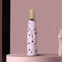Vente en gros Parapluie coupe-vent à trois plis avec impression de points blancs Poignée bleue Ouverture manuelle Pliable pour la protection contre la pluie ou le soleil
