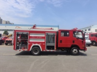 Nouveau camion de pompiers diesel 4x2 à conduite à droite EURO 5, véhicule de sauvetage incendie fabriqué en Chine, camion-citerne de sauvetage en milieu sauvage <3000L