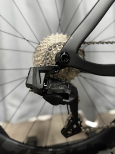 KOZO 2 Vélo de Route en Fibre de Carbone 700C avec Freins à Disque, Dérailleur Électrique Sans Fil, 24 Vitesses - Product Image 4