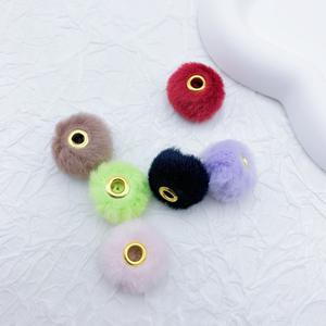 Vente en gros de perles en peluche de 20mm couvertes de fourrure pour la fabrication de bijoux perles pompon breloques pour bijoux bricolage collier pendentif accessoires - Product Image 5