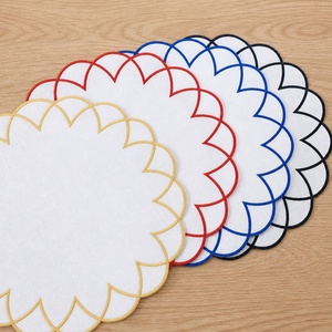 Napperons ronds blancs élégants avec bord festonné brodé or, en coton, pour la décoration de table, serviettes faites à la main, lavables en machine - Product Image 4