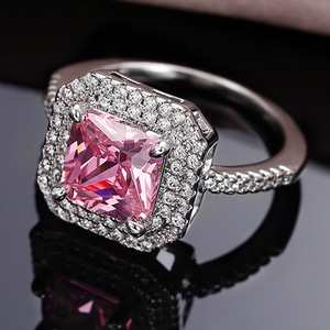 Anello di Lusso con Gemma Quadrata Rosa per Donne, Elegante Gioiello da Dito alla Moda - Product Image 3