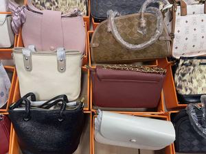 Sac à bandoulière en cuir PU de qualité supérieure pour femme, couleur unie, avec chaînes, sac à main tendance, vente en gros à bas prix - Product Image 3