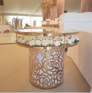 Prezzi all'ingrosso eventi Hotel festa di nozze tavoli rotondi <span class=keywords><strong>in</strong></span> acciaio inox Base rosa specchio di <span class=keywords><strong>vetro</strong></span> trasparente di cristallo torta <span class=keywords><strong>tavolo</strong></span> - Product Image 1