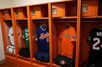 Armoire de rangement ouverte en acier moderne pour club sportif - Verrouillable, durable, usage commercial