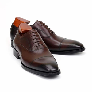 Chaussures en cuir véritable pour hommes, style britannique, tendance, formelles, à lacets, bout pointu, Derby, mariage, automne, motif uni, confort - Product Image 1