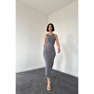 Robe fourreau élégante grise sans manches avec dos nu pour les soirées - Product Image 3