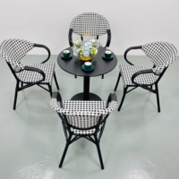 Ensemble de chaises et table de café confortables pour l'extérieur, en aluminium empilable avec chaises en tissu maillé, idéal pour les magasins, cafés et salons de lait.