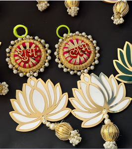 Décoration murale traditionnelle en papier en forme de lotus avec pompons et perles pour la décoration intérieure de Diwali - Product Image 1