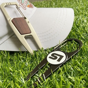 Outil de réparation de divots de golf 4-en-1 Fuzhou, avec clip en émail pliable, chaîne à billes électroplaquée, plume rose et fonction fidget spinner - Product Image 5