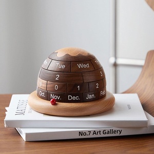 <span class=keywords><strong>Calendrier</strong></span> Perpétuel en Bois Massif <span class=keywords><strong>de</strong></span> Noyer Noir Style Américain Gravé et Sculpté Planète, Décoration <span class=keywords><strong>de</strong></span> Bureau, Cadeau, Intérieur, Bureau, en Bois - Product Image 1