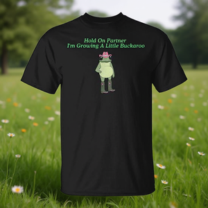 Camiseta con estampado digital de manga corta y cuello redondo para adultos, unisex, con la frase Hold On Partner I'm Growing A Little Buckaroo Frog, promocional - Product Image 3