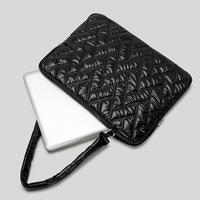 Étui pour ordinateur portable noir brillant sophistiqué 13 pouces, sac à bandoulière matelassé pour tablette, doublure en velours, fournisseur d'usine sur mesure