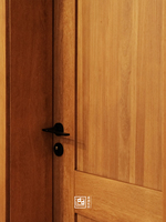Porte coulissante intérieure en bois massif de style japonais du milieu du siècle, isolation acoustique, garantie 5 ans, pour chambre, salle de bain, villa, par DD Woodworks