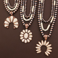 Collier bohème fait main en cuivre antique, perles Navajo, pierres howlite, chaîne à plusieurs rangs avec pendentif en turquoise blanche