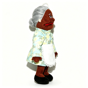 Marionnette à main personnalisée en peluche, grand-mère à peau foncée, avec cheveux gris et tablier. Robe florale pour grand-mère, marionnette ventrilgueuse - Product Image 3