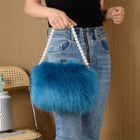 Sac de soirée élégant Zeyu en fausse fourrure bleue duveteuse, pochette à fermoir kiss-lock avec poignée supérieure en perles pour femme, sac à main en fausse fourrure écologique ODM / OEM