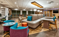 Meubles d'hôtel haut de gamme Home2 Suites by Hilton, canapé, table, ottoman pour projets hôteliers