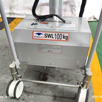 Chariot pratique avec élévateur électrique et mécanisme de préhension à mandrin extensible