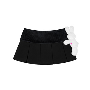 Jupe Chillin Rabbit Skirt Tuytsi, mini-jupe plissée avec ceinture en velours côtelé, logo brodé et lapin en peluche attaché - Product Image 3