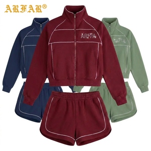 Ensemble de survêtement 2 pièces pour femme avec strass thermocollants, veste zippée intégrale et short de sport/jogging, personnalisable avec passepoil blanc contrastant - Product Image 1