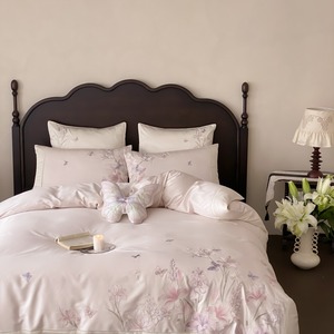 Elegante Set di Biancheria da Letto con Ricamo Floreale e Farfalle, 4 Pezzi, Copripiumino Rosa Setoso, Lenzuola Morbide e Federe per Camera da Letto Principale - Product Image 3