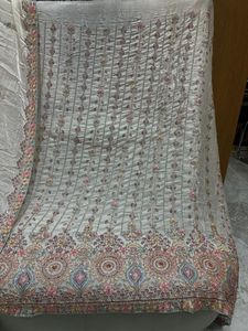 Tissu en soie de qualité supérieure, doux, lisse et luxueux, idéal pour les saris, les robes, les foulards, la mode de créateurs et la couture. - Product Image 2