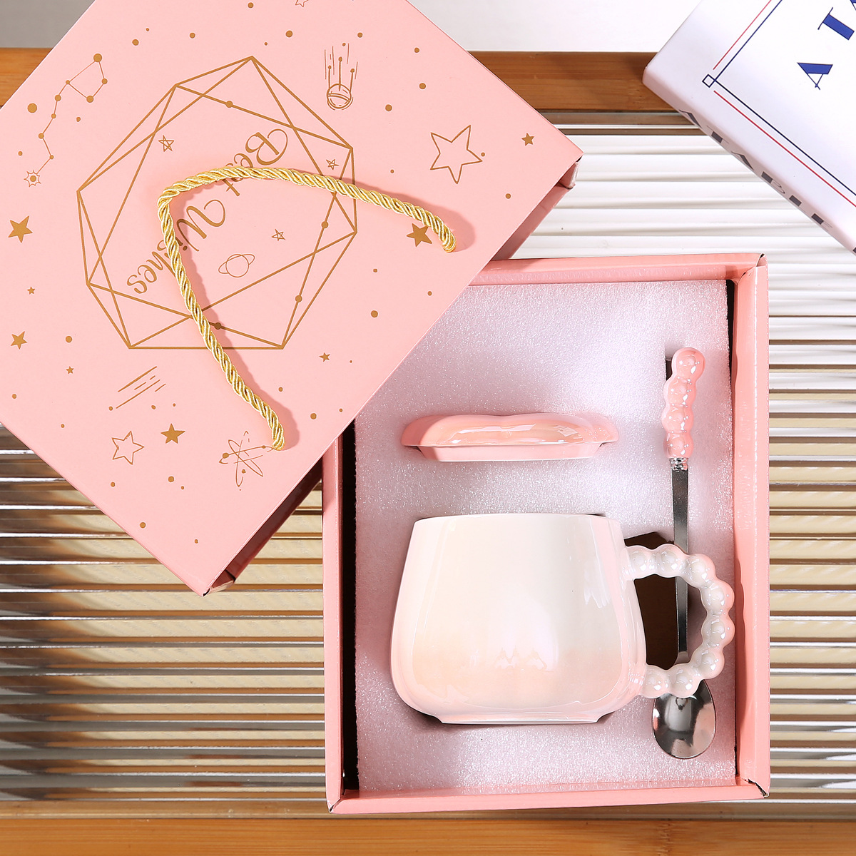 Couvercle de tasse coloré rose, cuillère, boîte cadeau