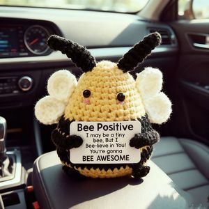 Peluche Bee Positive Pun Plush : Cadeaux pour le moral de l'équipe et la préparation aux examens pour collègues et étudiants, Décoration de bureau joyeuse, Poupée en crochet - Product Image 5