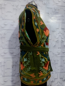 Élégant pull sans manches à superposition, ajustable avec lien à nouer, broderie florale Suzani faite main, col montant, tricoté pour l'hiver, couleur olive - Product Image 3